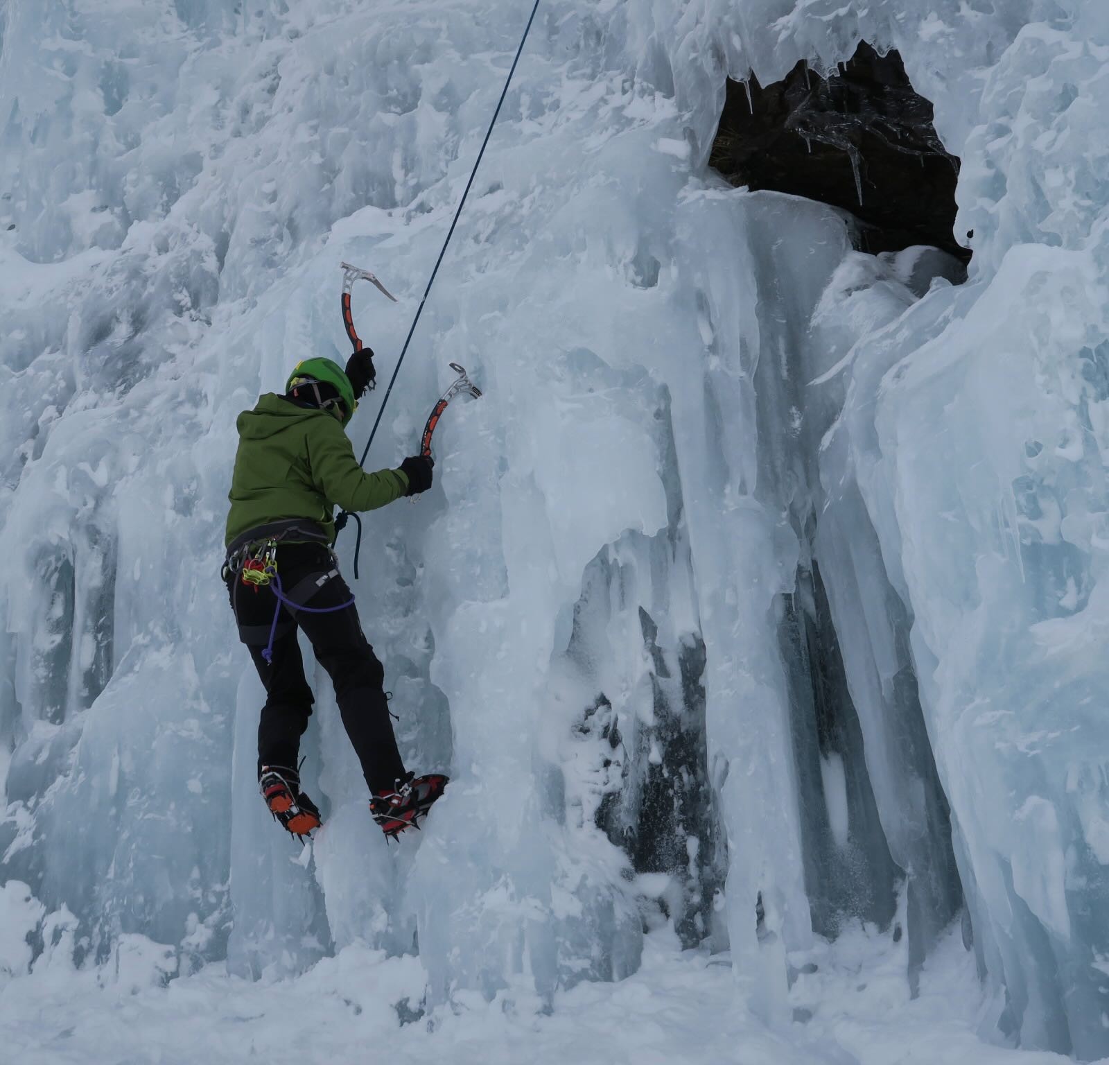 Imagen de Escalada en Hielo con Guía Sierra Nevada · Gredos · Pirineos · Alpes · Noruega
