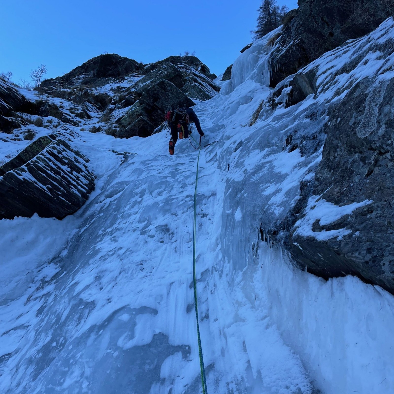 Imagen de Escalada en Hielo con Guía Sierra Nevada · Gredos · Pirineos · Alpes · Noruega
