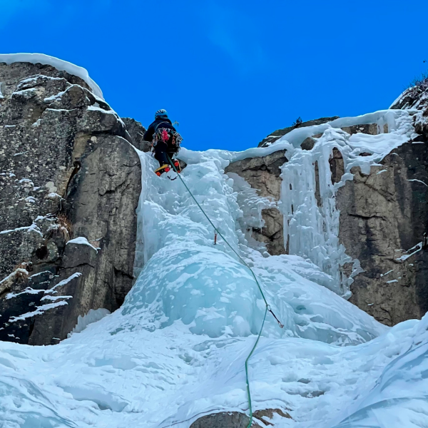 Escalada en Hielo con Guía Sierra Nevada · Gredos · Pirineos · Alpes · Noruega
